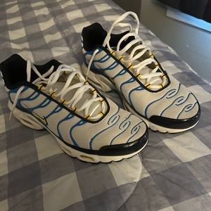 Bkue white n yellow sneakers